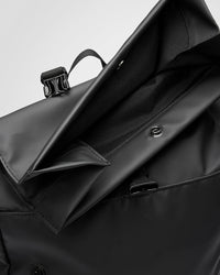 Sandqvist STREAM Rolltop Backpack 14" noir — détail de la fermeture rolltop ouverte et du bouton-pression.