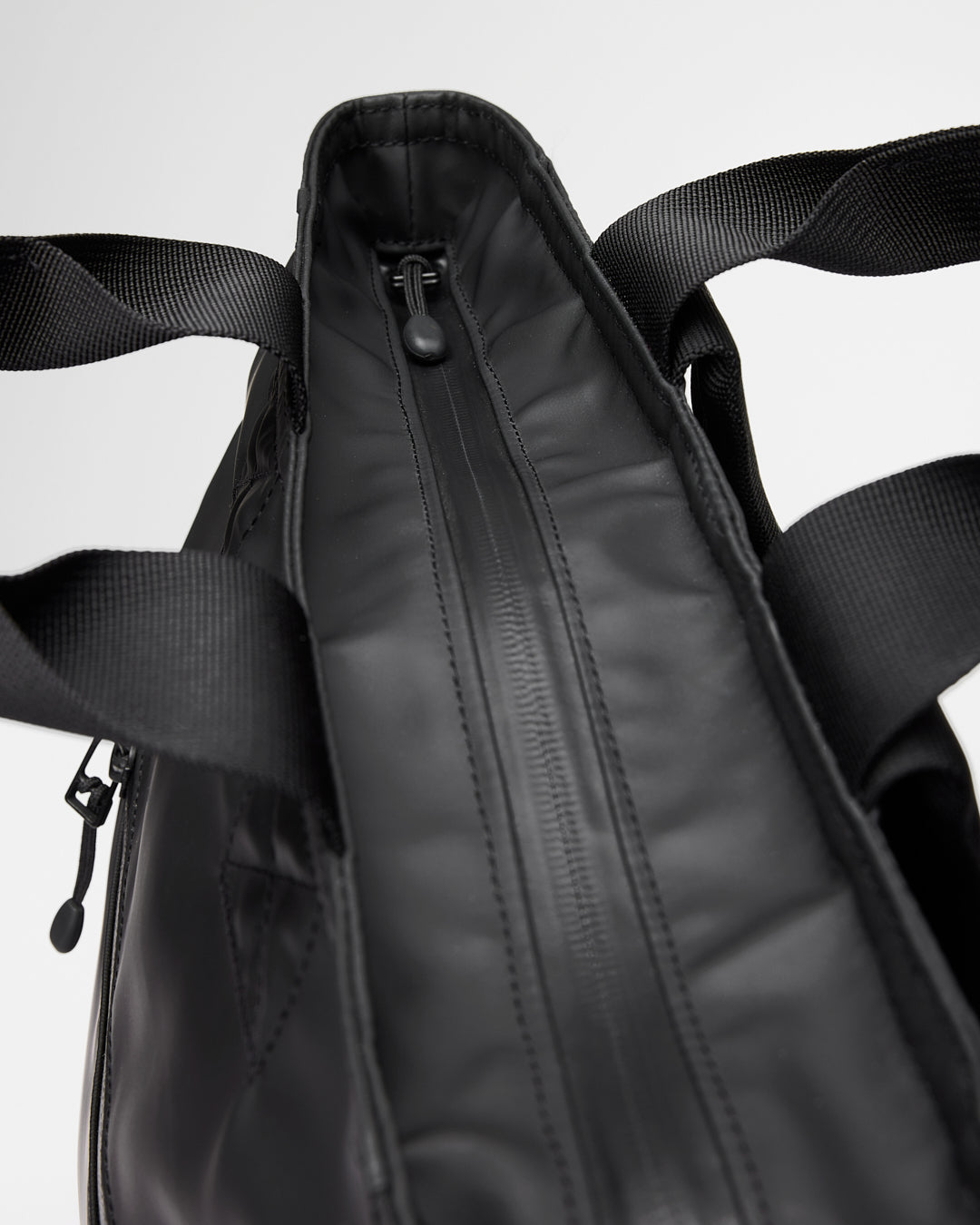 Sandqvist STREAM 2-Way Tote Backpack 16" noir — vue rapprochée de la fermeture éclair supérieure.