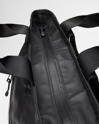 Sandqvist STREAM 2-Way Tote Backpack 16" noir — vue rapprochée de la fermeture éclair supérieure.