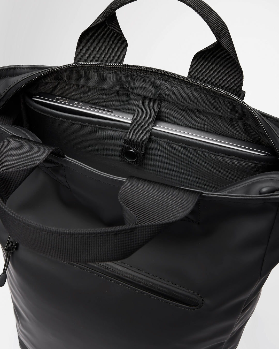 Sandqvist STREAM 2-Way Tote Backpack 16" noir — détail du compartiment rembourré avec un ordinateur portable illustrant le rangement.