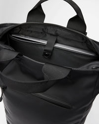 Sandqvist STREAM 2-Way Tote Backpack 16" noir — détail du compartiment rembourré avec un ordinateur portable illustrant le rangement.