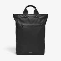 Sandqvist STREAM 2-Way Tote Backpack 16" noir — vue de face avec poignées courtes et poche frontale zippée.