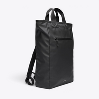 Sandqvist STREAM 2-Way Tote Backpack 16" noir — vue de trois quarts montrant les poignées et les bretelles.