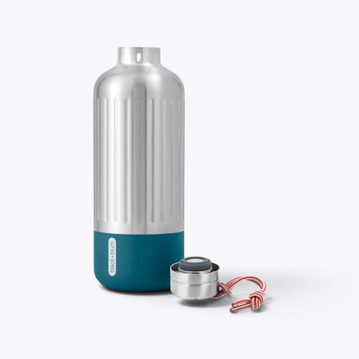 Bouteille Black+Blum argentée ouverte avec bouchon bleu et cordon séparés