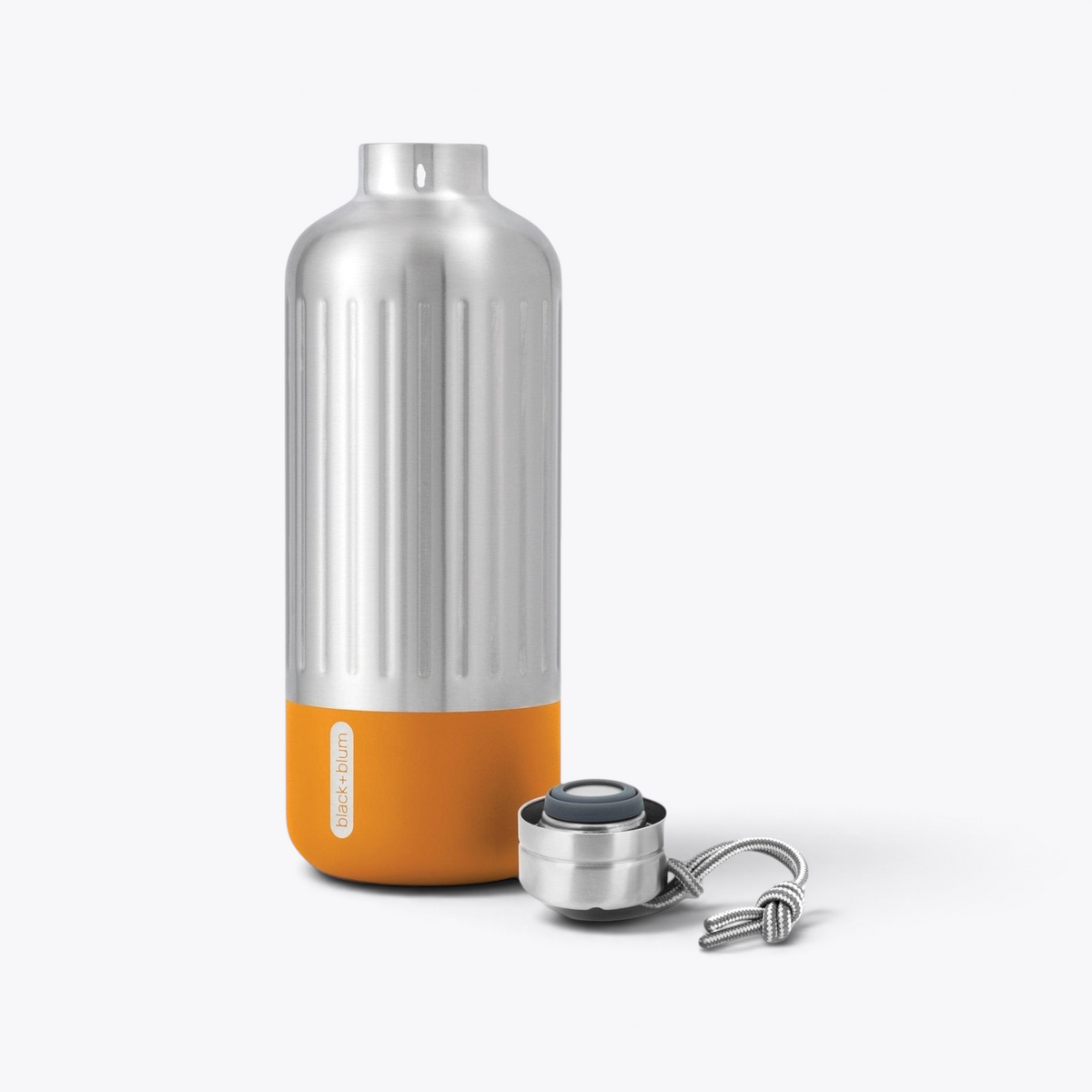 Bouteille Black+Blum argentée ouverte avec bouchon orange et cordon séparés