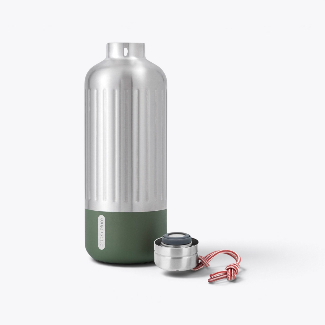 Bouteille Black+Blum argentée ouverte avec bouchon vert et cordon séparés