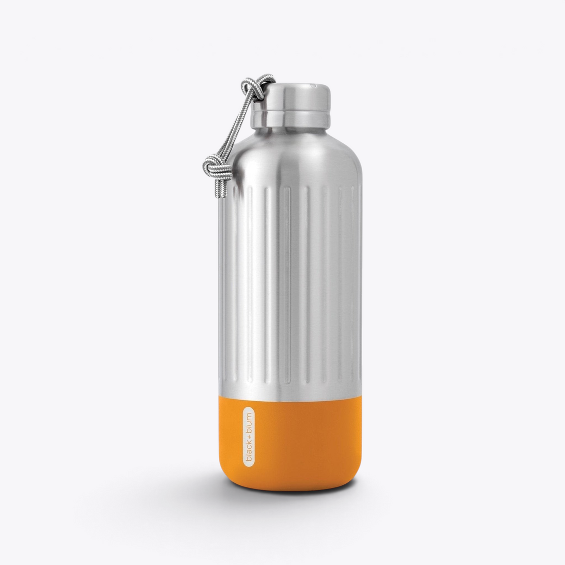 Bouteille Black+Blum argentée avec base orange et cordon, vue de face