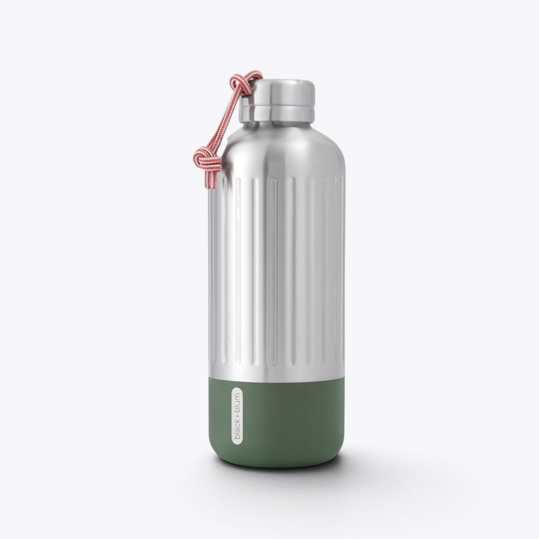 Bouteille Black+Blum argentée avec base verte et cordon, vue de face