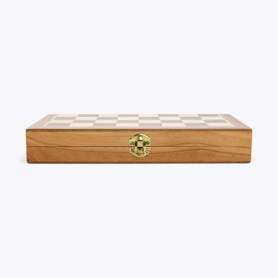 Coffret d’échecs fermé en bois avec fermoir doré, vue de profil