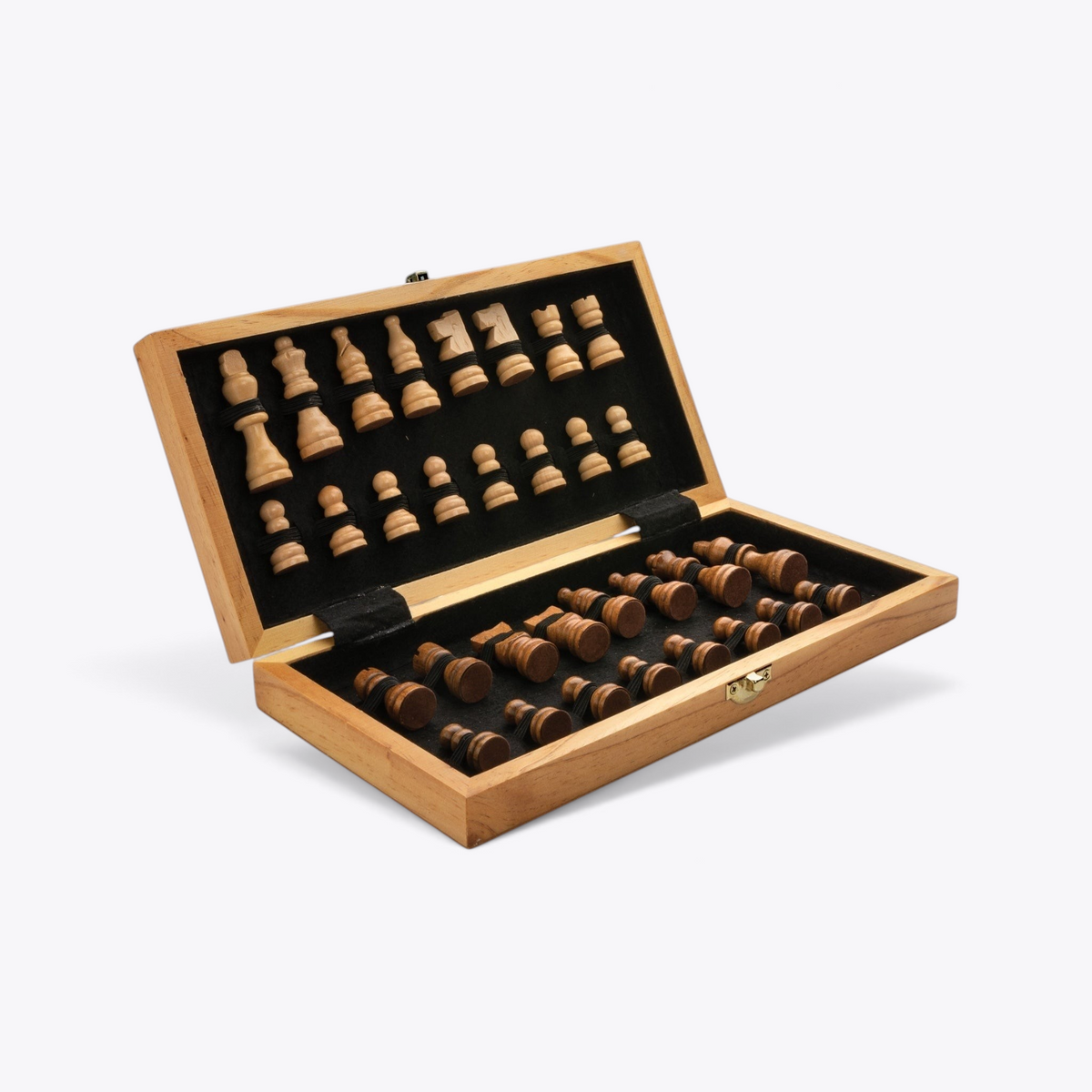 Coffret d’échecs ouvert avec pièces rangées, vue trois quarts