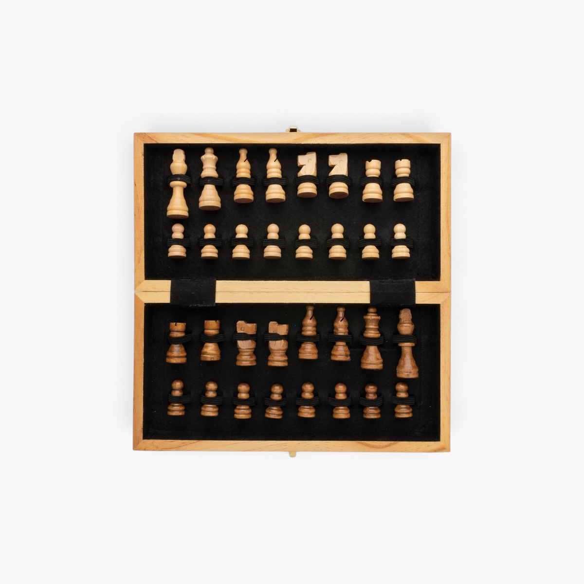 Coffret d’échecs ouvert montrant les pièces rangées