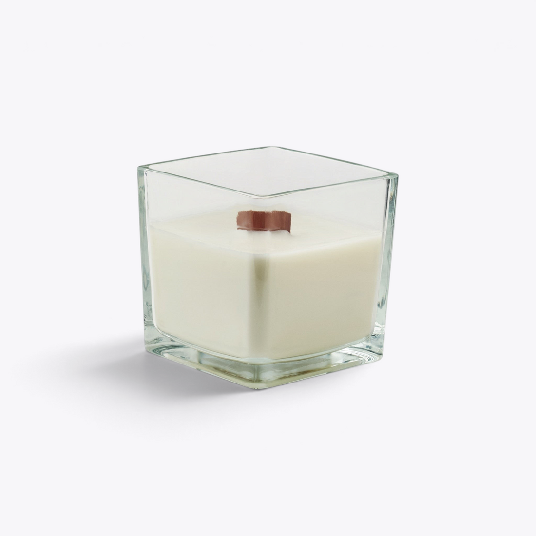 Bougie carrée en verre, cire claire, vue trois quarts