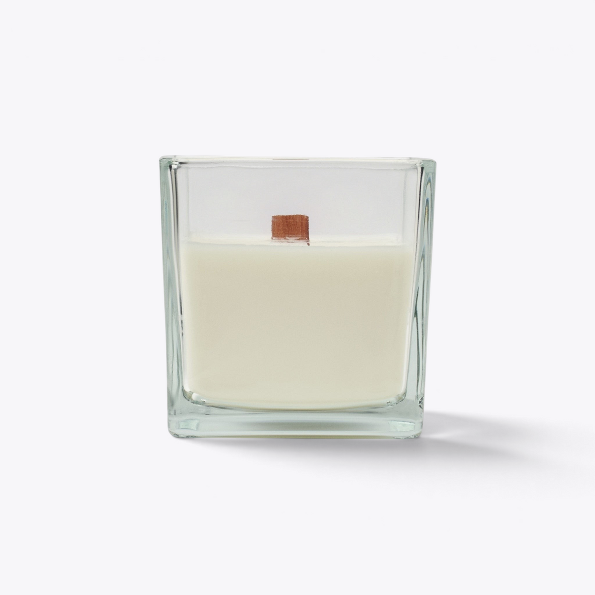 Bougie carrée en verre, cire claire, vue de face