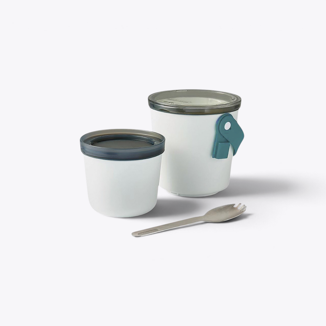 Lunchpot Black+Blum blanc avec deux récipients, couvercle et couvert séparés