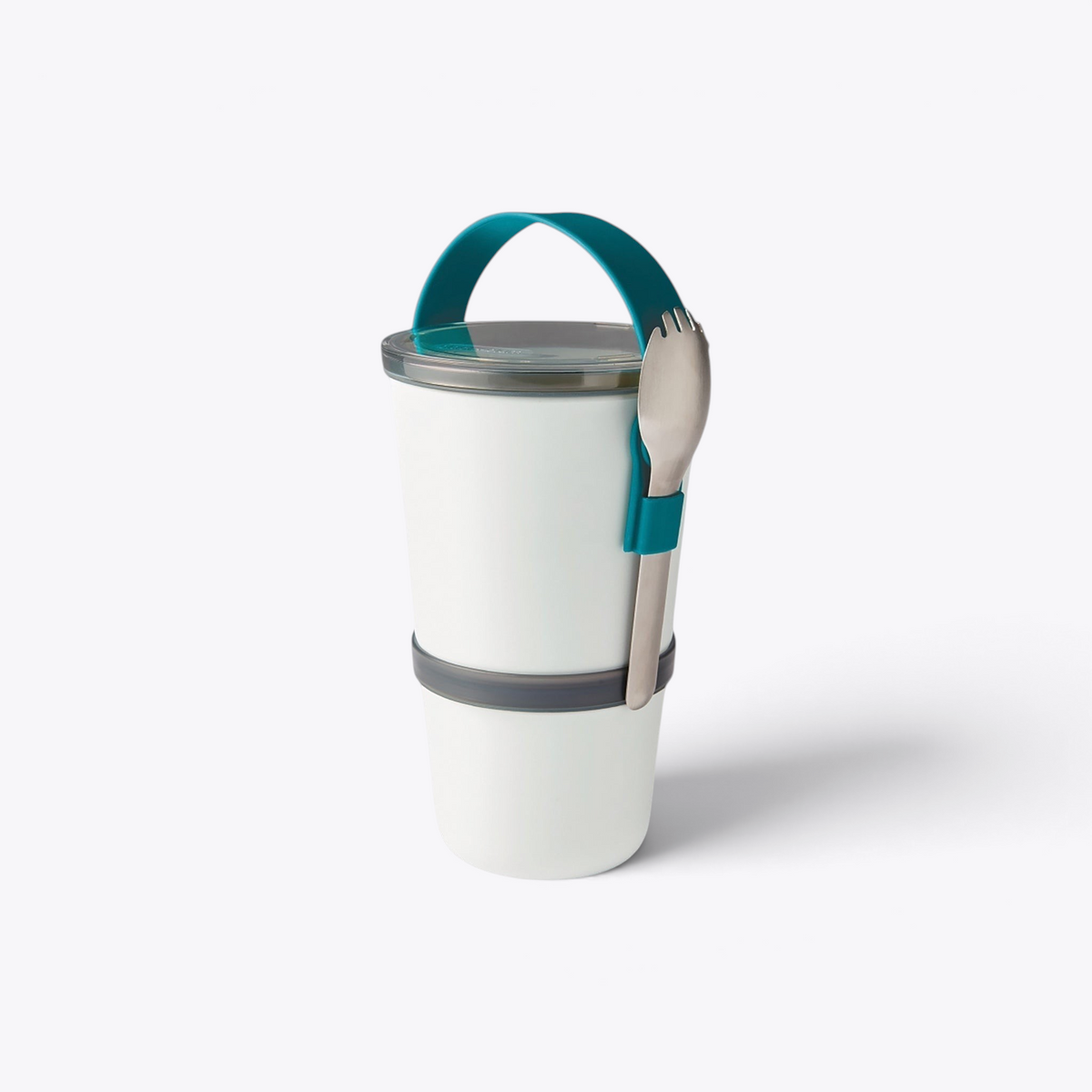 Lunchpot Black+Blum blanc avec anse turquoise et couvert fixé, vue trois quarts