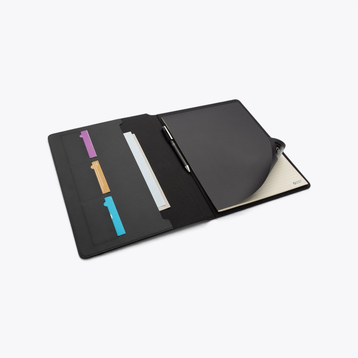 Conférencier A4 Swiss Peak noir ouvert avec cartes, stylo et bloc-notes