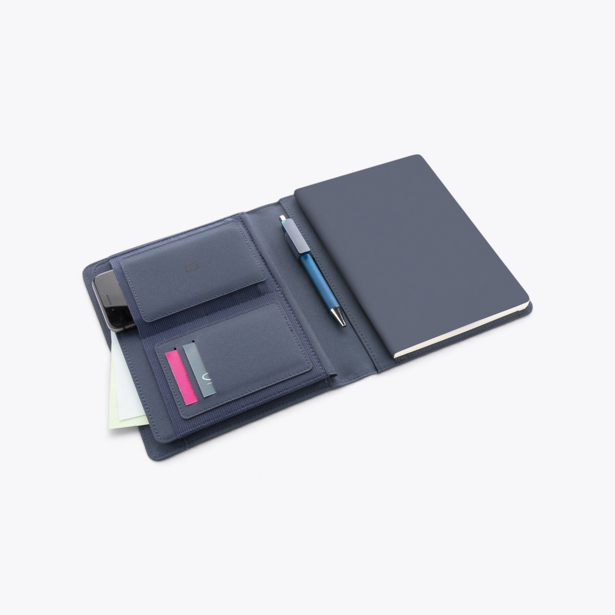 Conférencier A5 bleu marine ouvert avec carnet, stylo et rangements