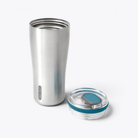 Mug Black+Blum argenté ouvert avec couvercle bleu canard séparé