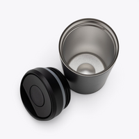Intérieur en acier d’un mug isotherme noir avec couvercle détaché