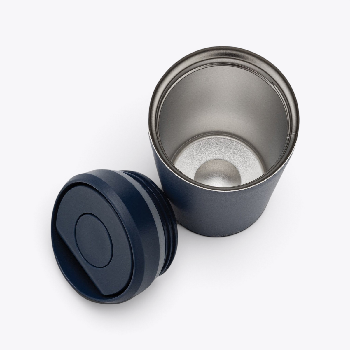 Intérieur en acier d’un mug isotherme bleu marine avec couvercle détaché