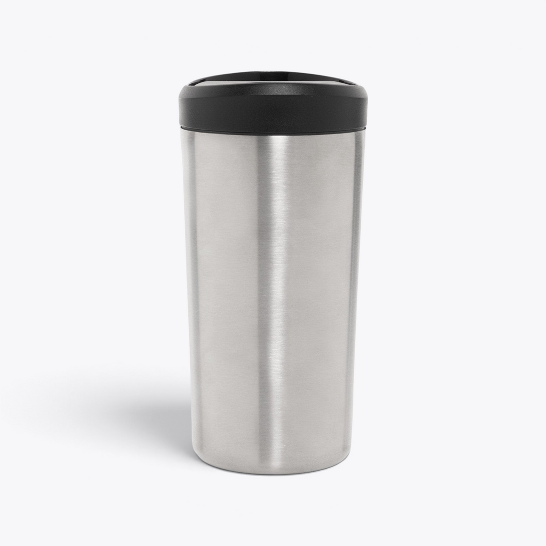 Mug isotherme argent avec couvercle noir, vue arrière