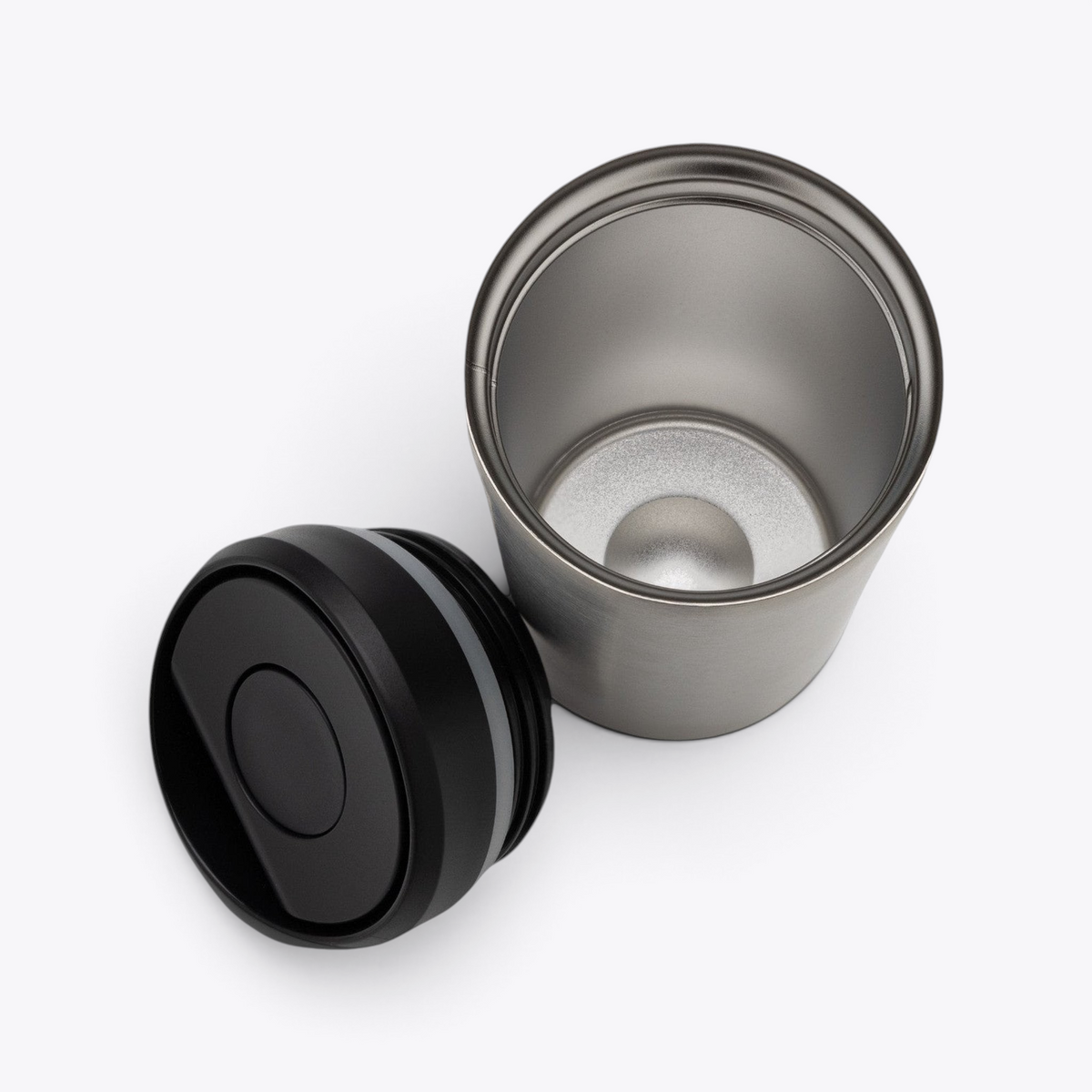 Intérieur en acier d’un mug isotherme argent avec couvercle noir détaché