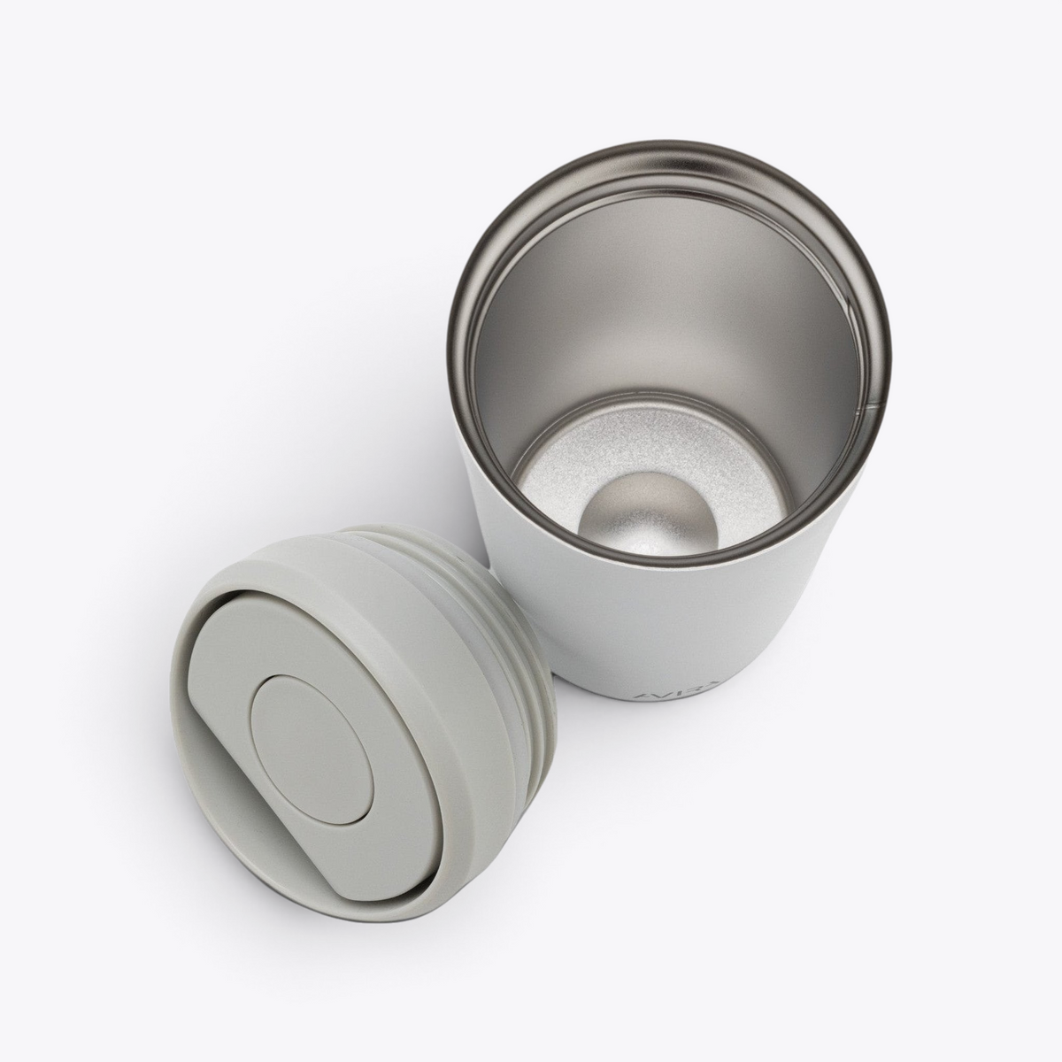 Intérieur en acier d’un mug isotherme blanc avec couvercle détaché