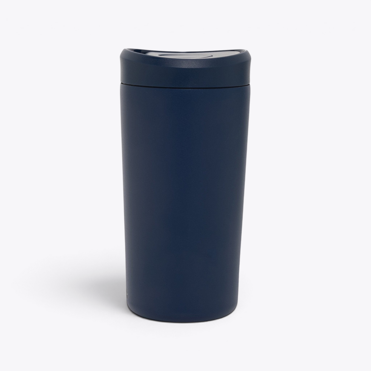 Mug isotherme bleu marine avec ouverture sur le couvercle, vue de face
