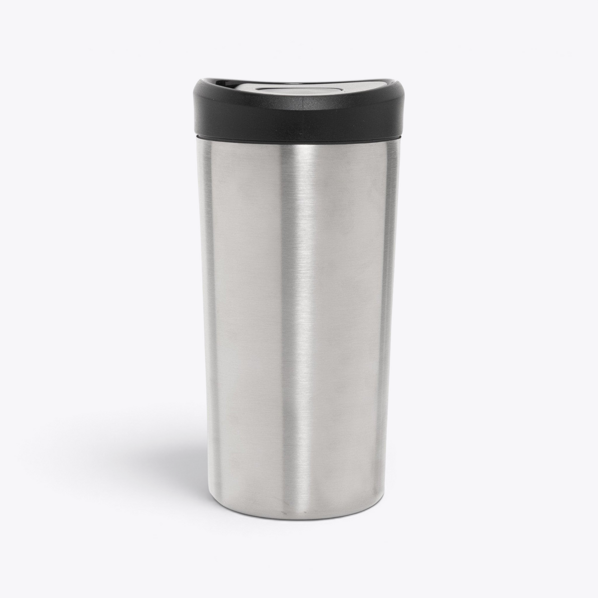 Mug isotherme argent avec ouverture sur le couvercle noir, vue de face