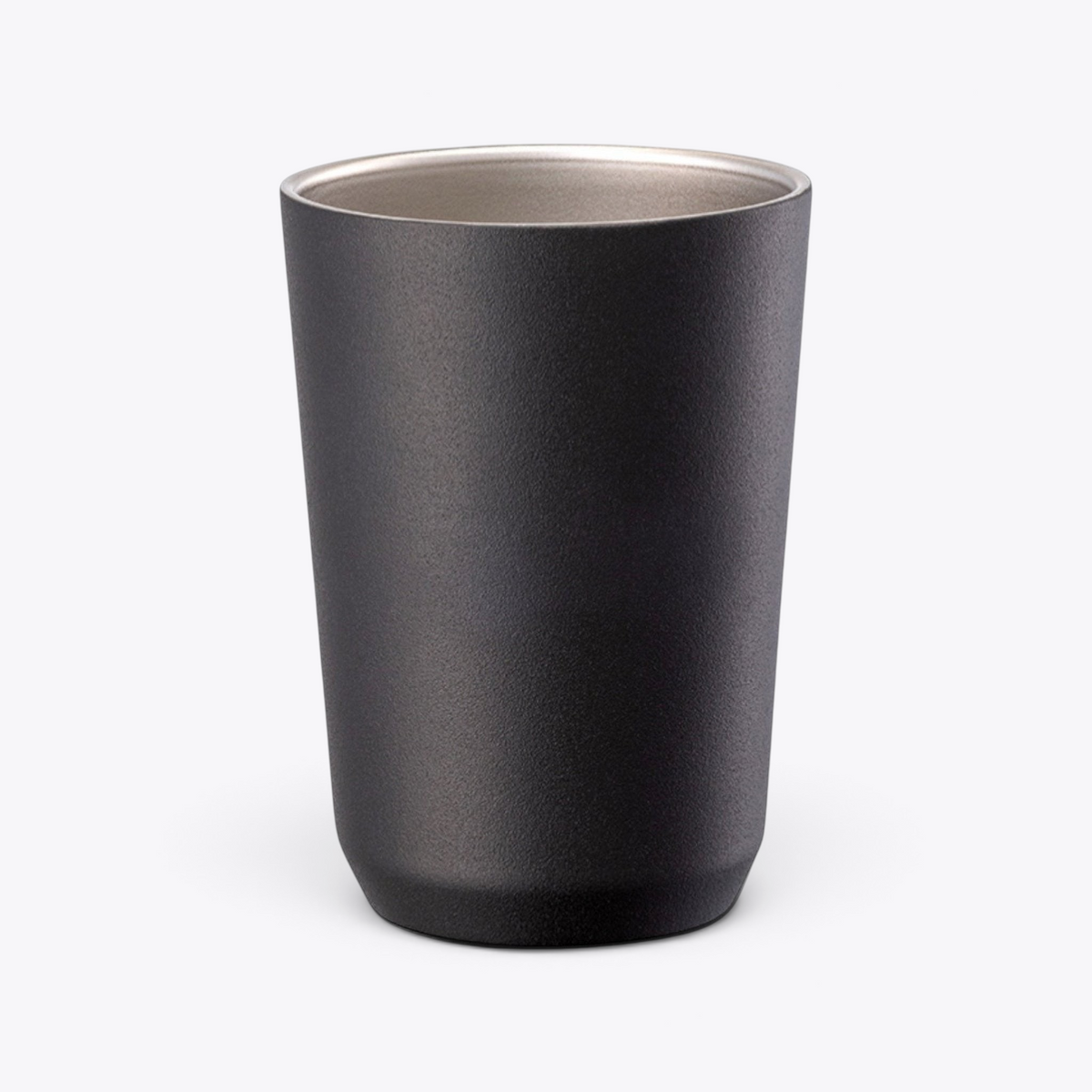 Mug Kinto noir sans couvercle, vue de face