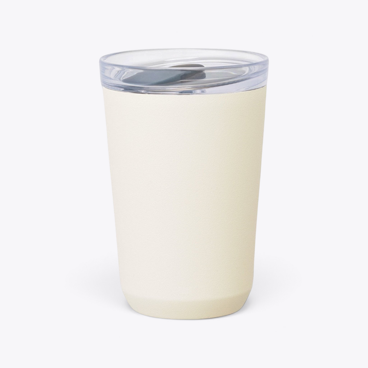Mug Kinto blanc cassé avec couvercle transparent, vue de face