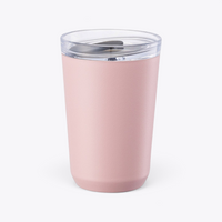 Mug Kinto rose avec couvercle transparent, vue de face