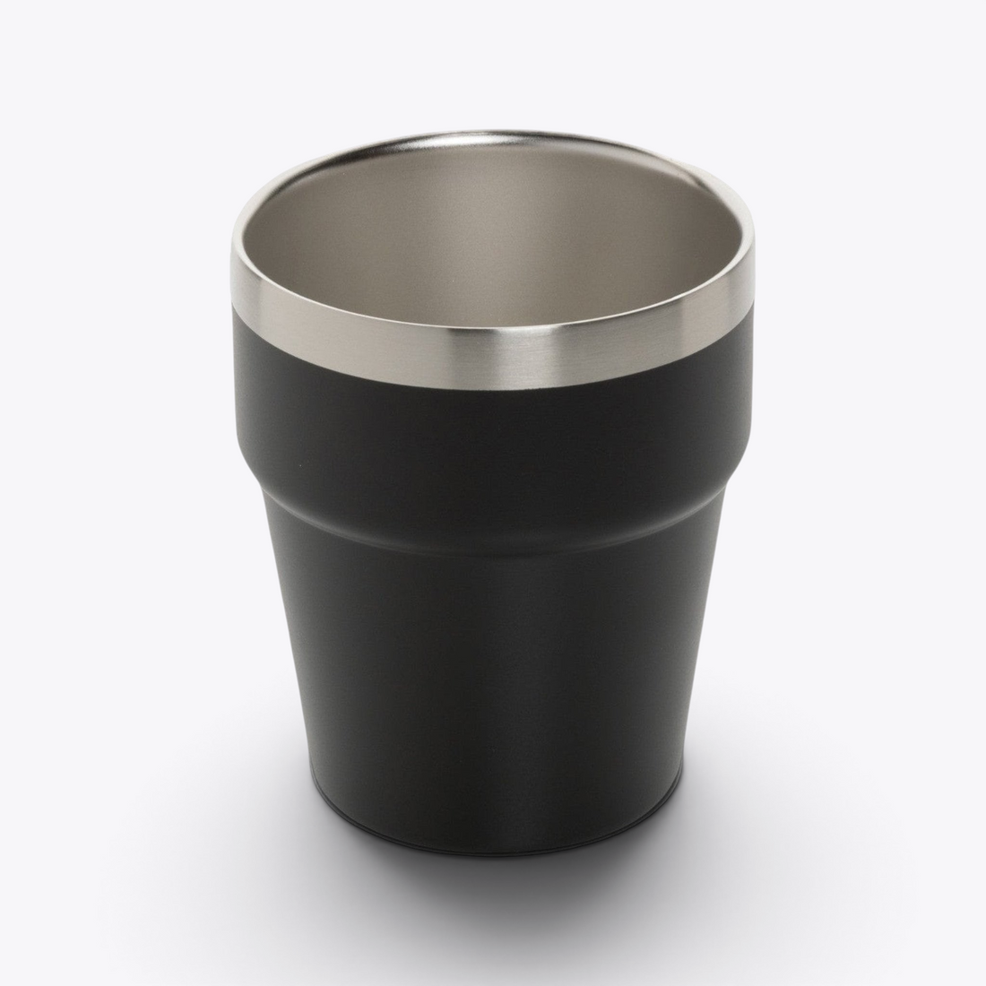Gobelet isotherme noir avec bord en acier, vue trois quarts
