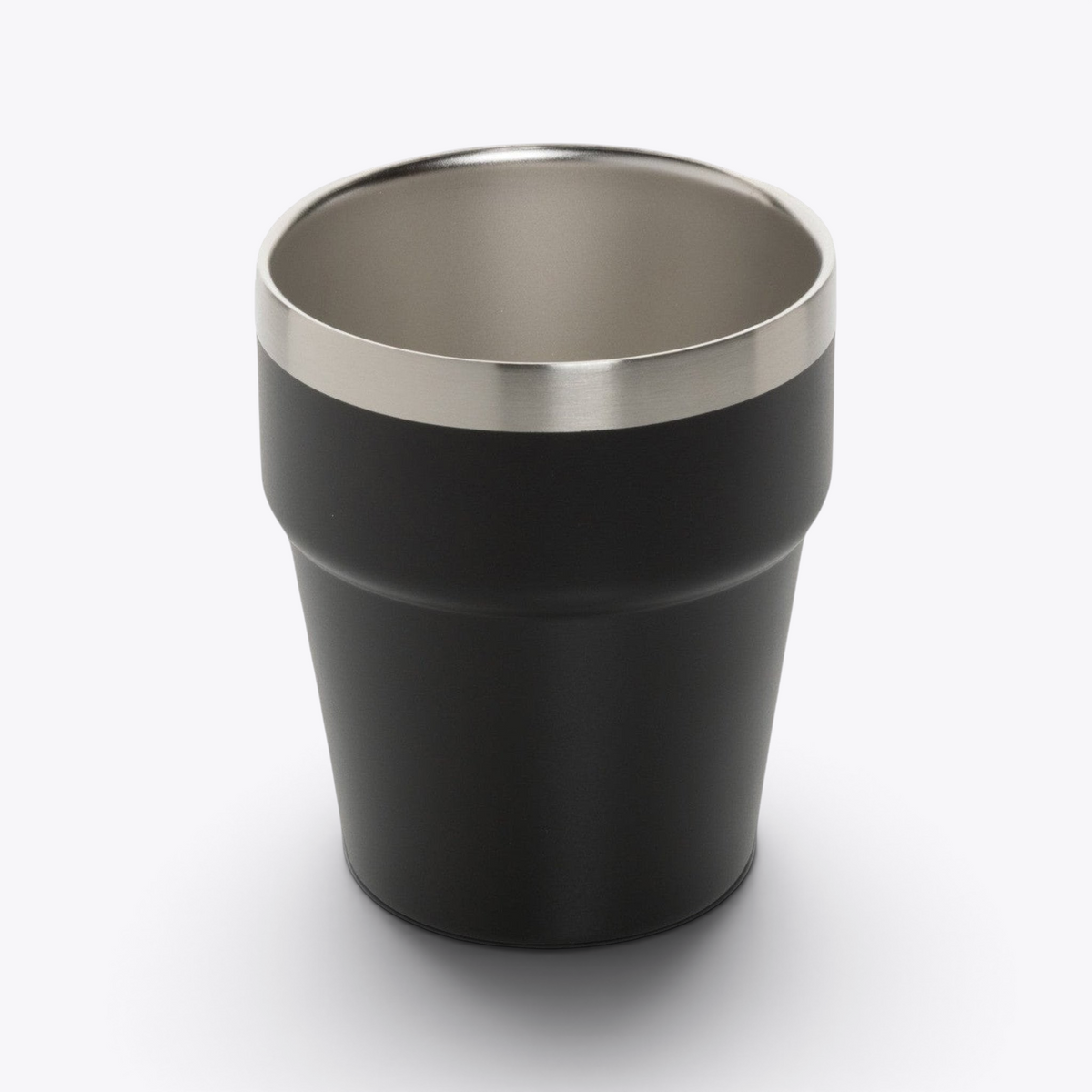 Gobelet isotherme noir avec bord en acier, vue trois quarts