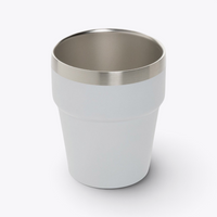 Gobelet isotherme blanc avec bord en acier, vue trois quarts