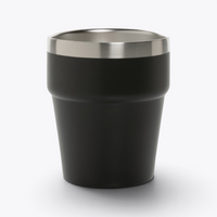 Gobelet isotherme noir avec bord en acier, vue de face