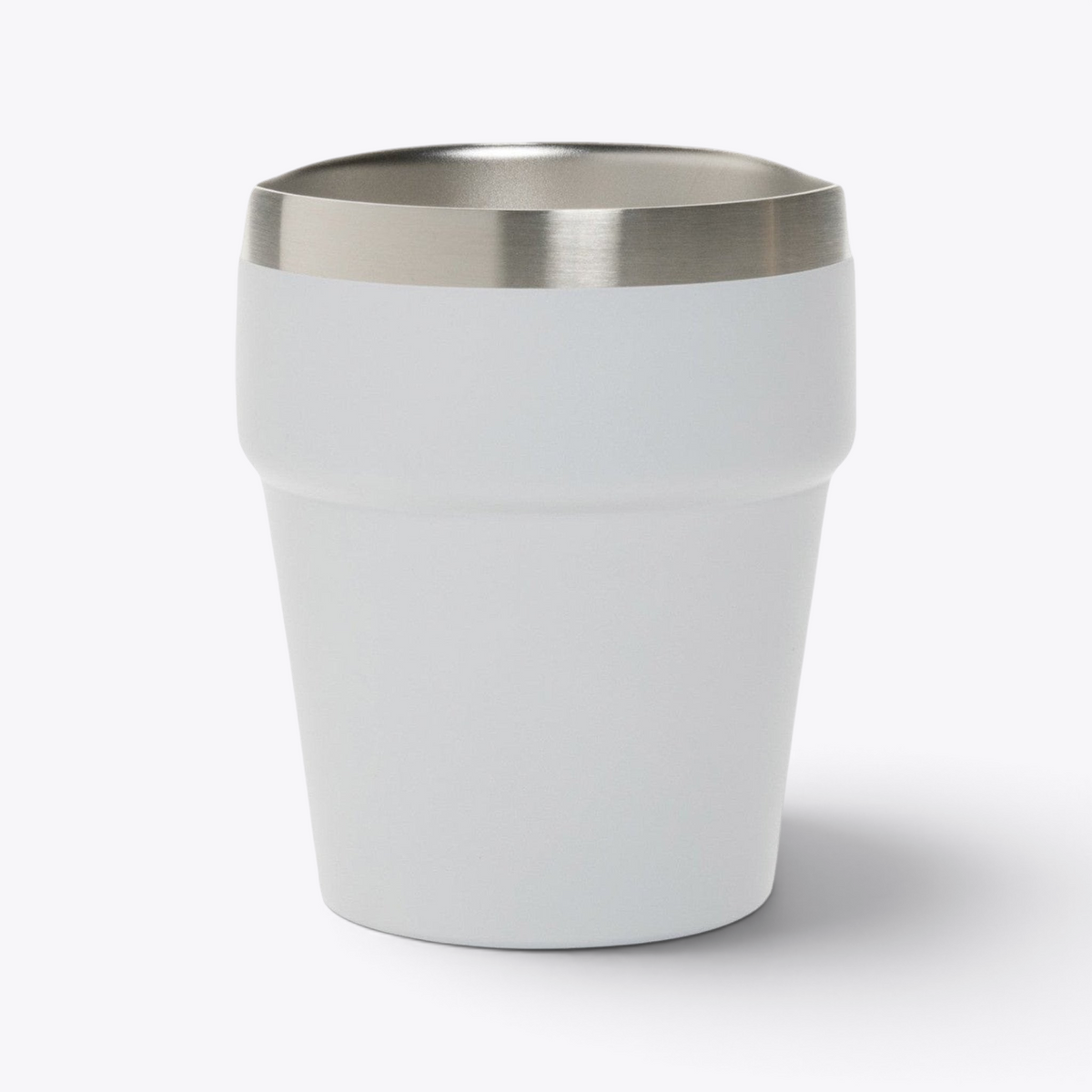 Gobelet isotherme blanc avec bord en acier, vue de face
