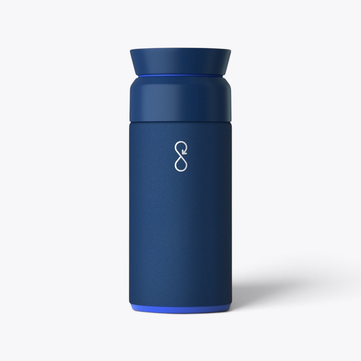 Gobelet Ocean Bottle bleu marine avec petit logo blanc, vue de face