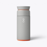 Gobelet Ocean Bottle gris avec petit logo blanc, vue de face