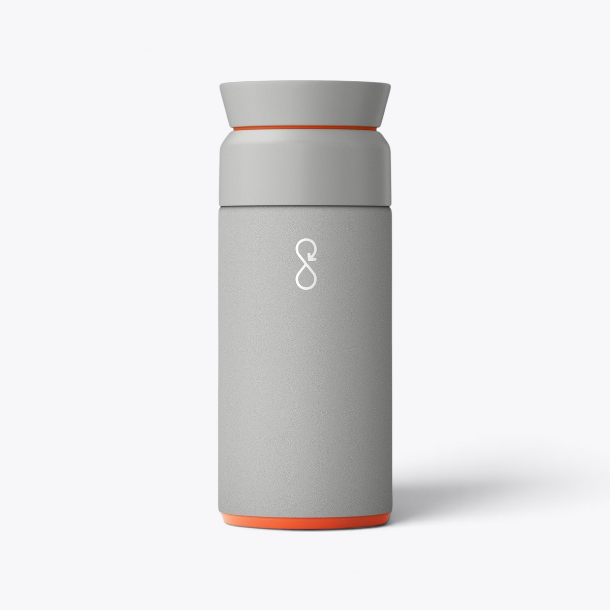 Gobelet Ocean Bottle gris avec petit logo blanc, vue de face