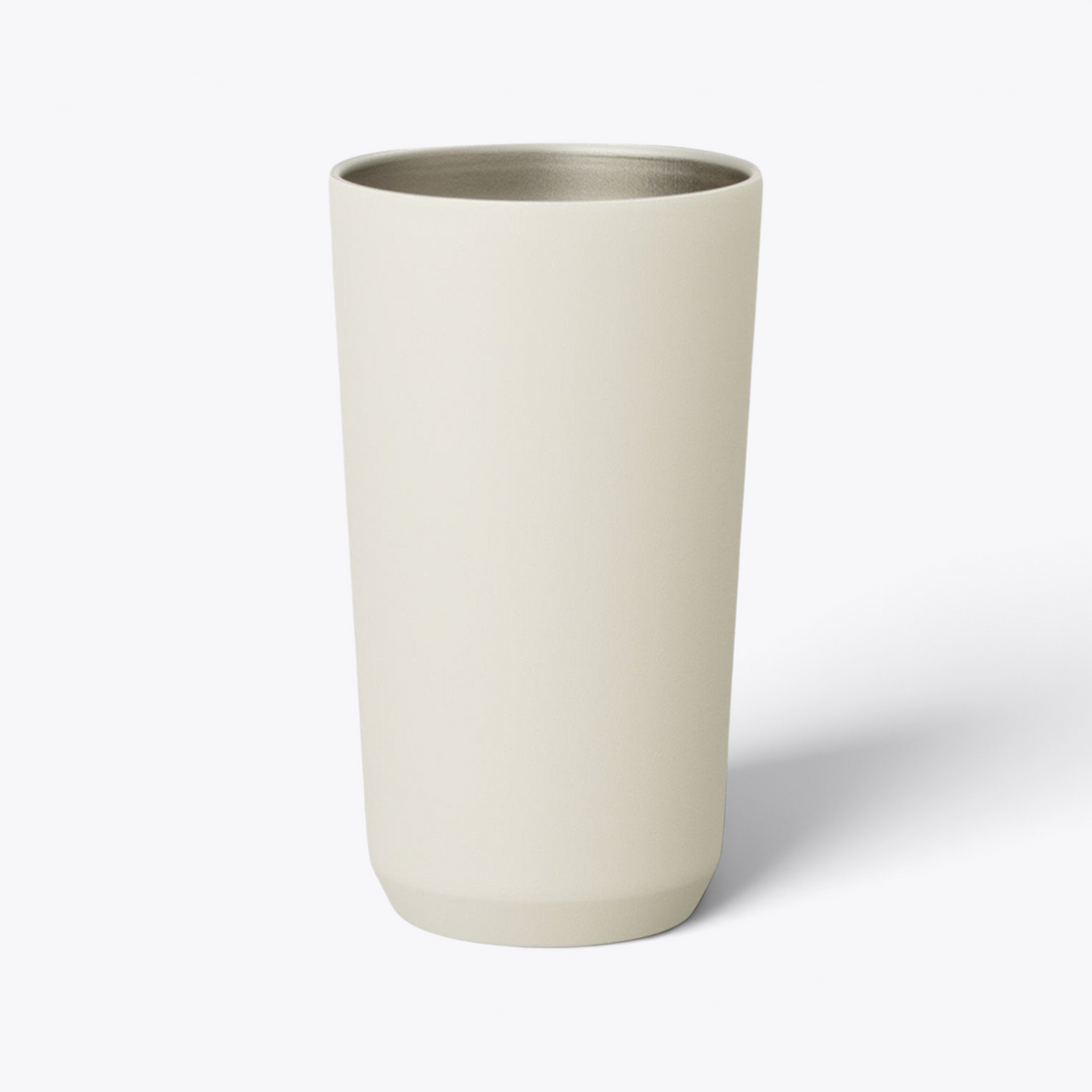 Gobelet Kinto blanc cassé avec paille, sans couvercle, vue de face
