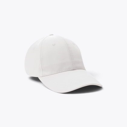 Casquette blanche, vue avant trois quarts