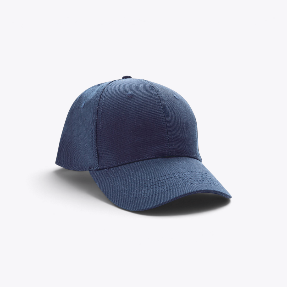 Casquette bleu marine, vue avant trois quarts
