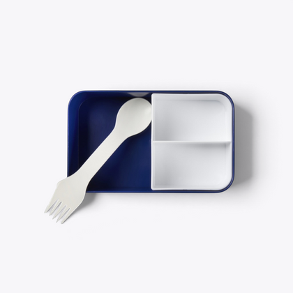 Lunchbox Bento Bloc Simple bleue ouverte avec des compartiments et un couvert