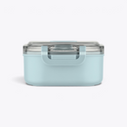 Lunchbox bleu clair fermée avec loquet visible, vue de face