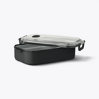 Lunchbox noire ouverte avec compartiment en acier visible