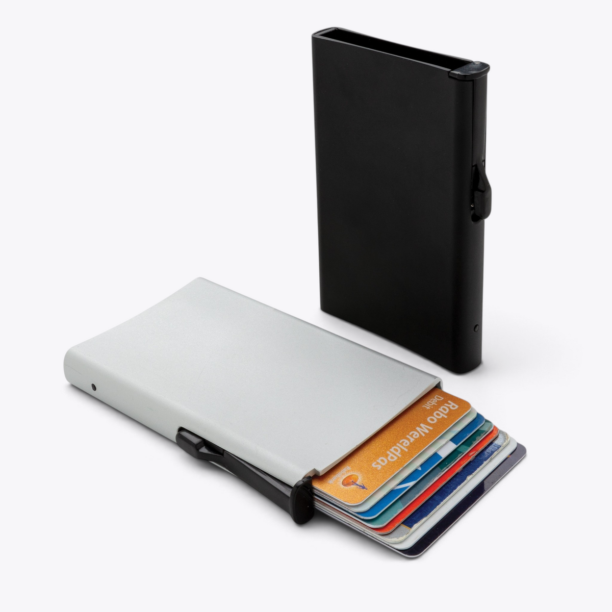 Porte-cartes noir et porte-cartes argenté présentés ensemble