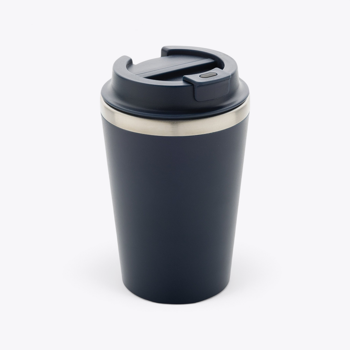 Mug isotherme 350 ml en acier recyclé bleu marine, vue trois quarts