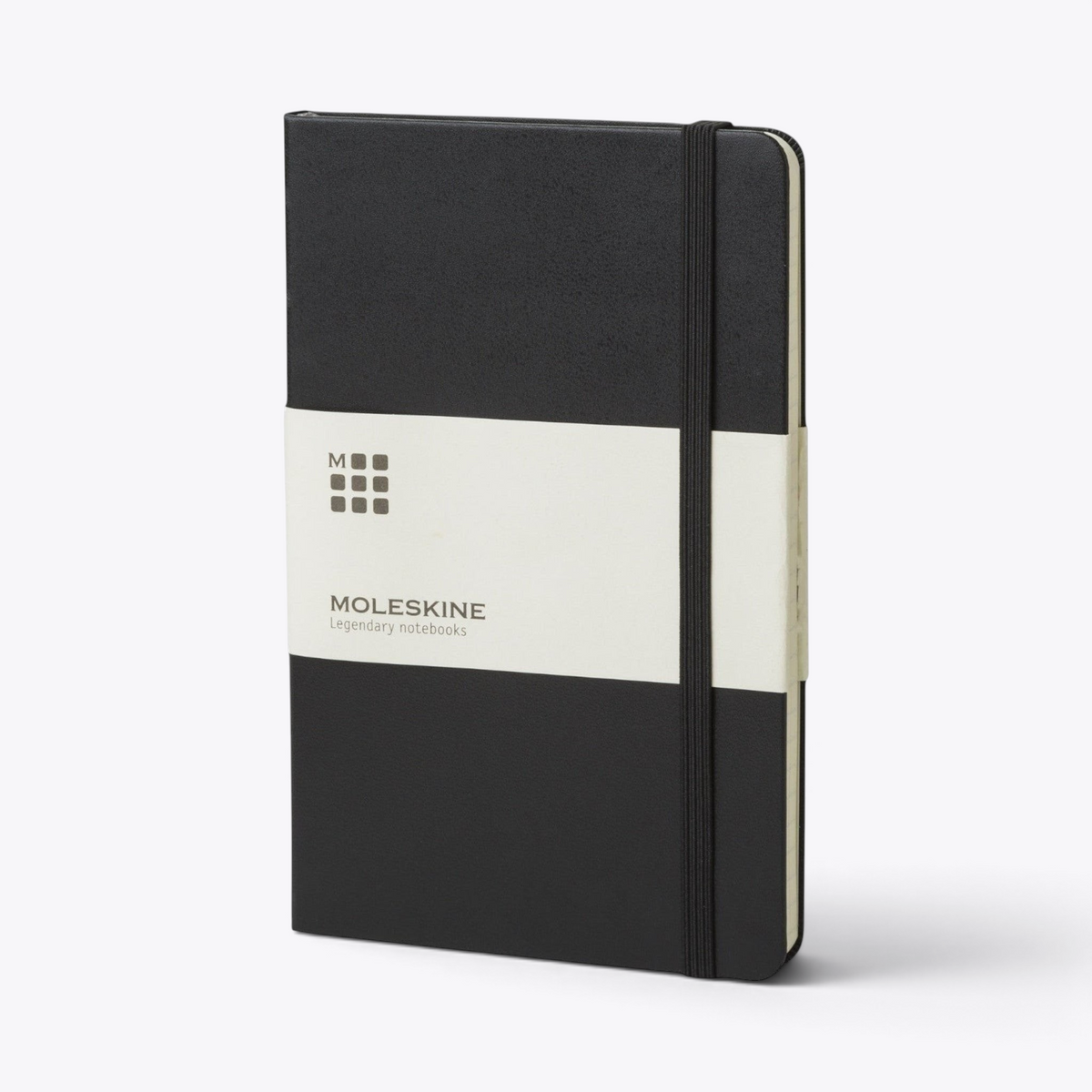 Carnet Moleskine noir avec bandeau papier, vue de trois quarts