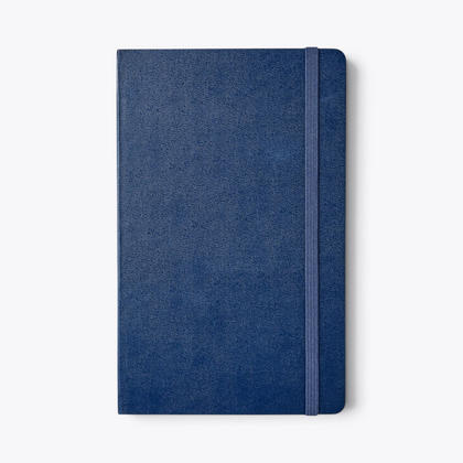 Carnet Moleskine bleu fermé avec bande élastique, vue de face